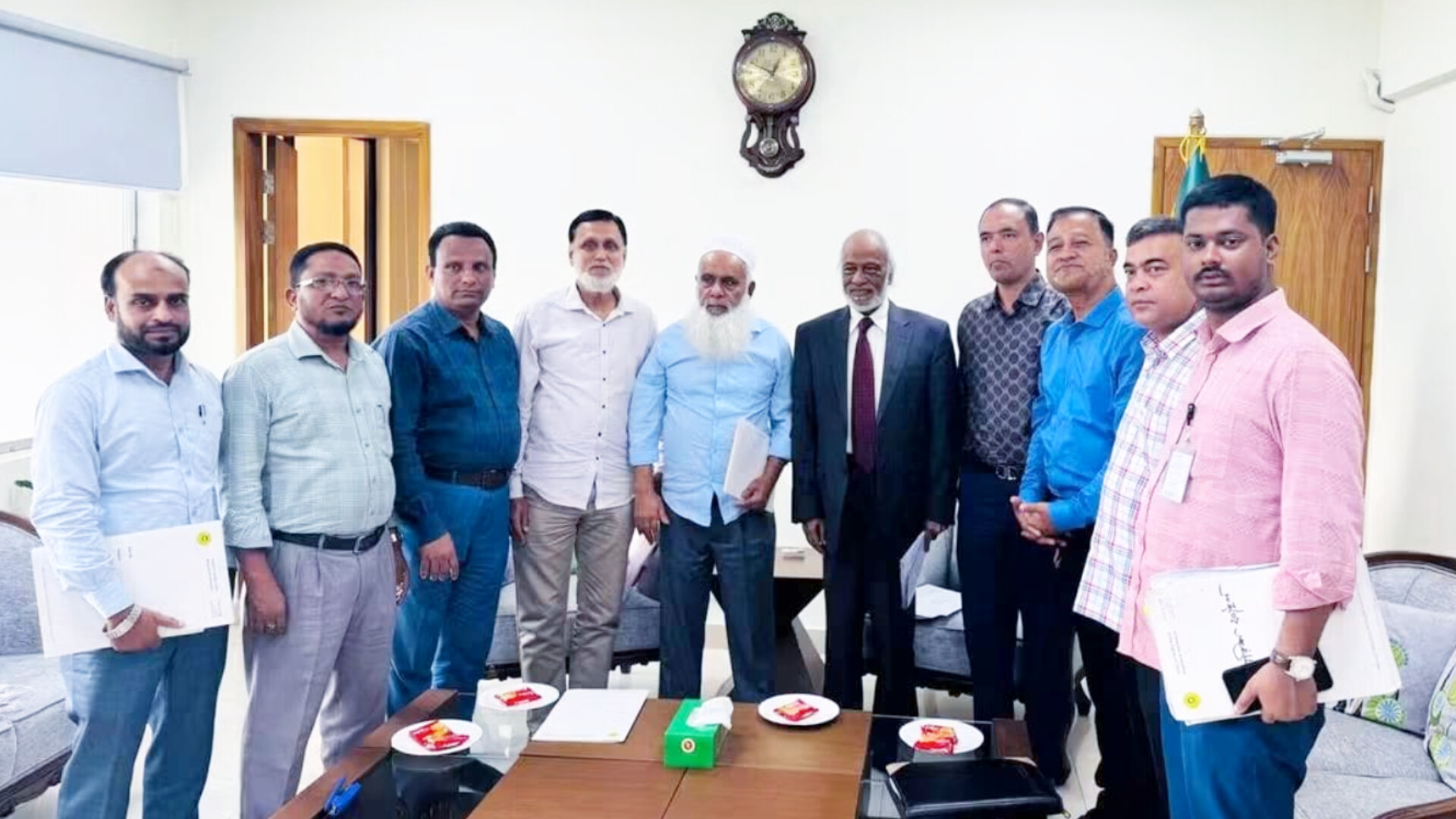 স্থানীয় সরকার মন্ত্রীর সঙ্গে মনিরুল হক চৌধুরীর মতবিনিময়